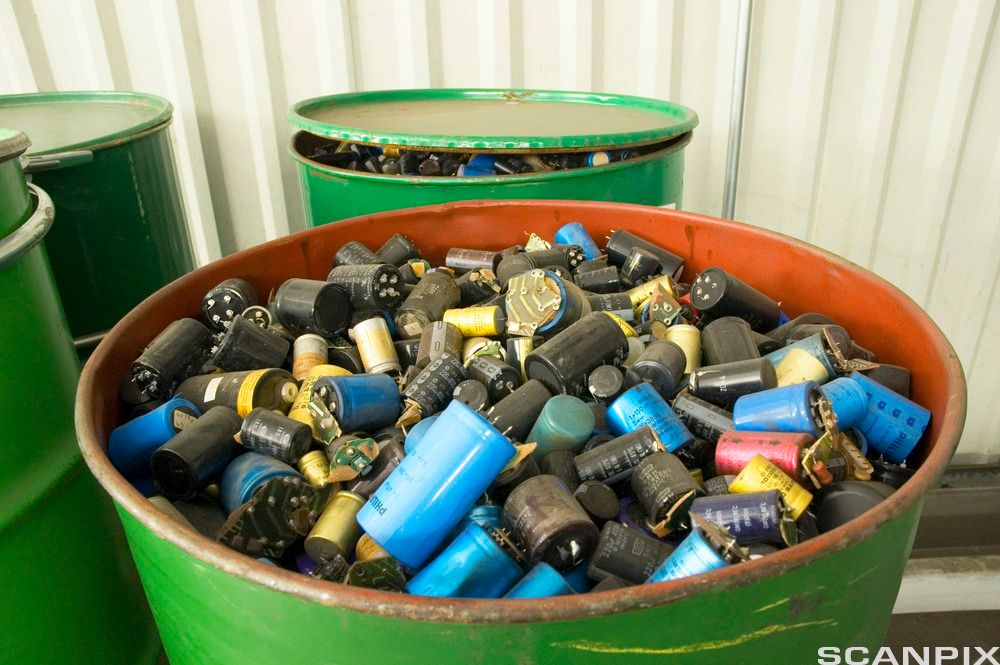 Tønne med brukte batterier. foto.