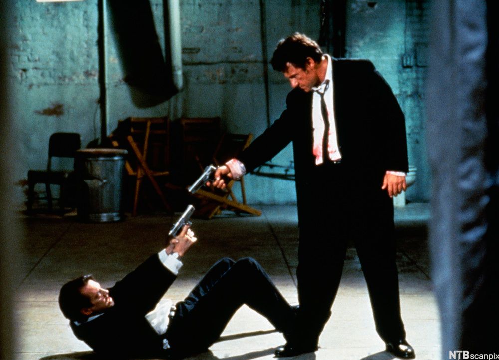 Scene fra filmen Reservoir dogs der to menn sikter på hverandre med pistol.