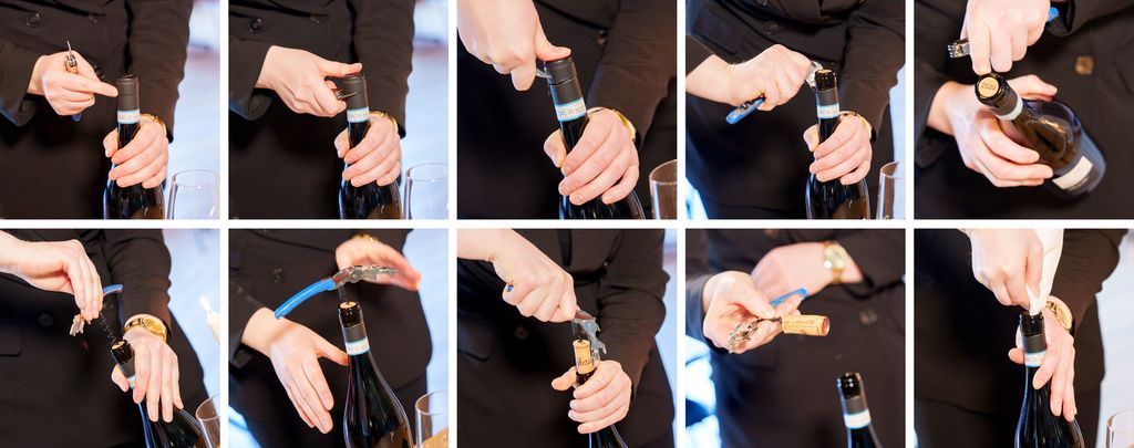 Ti bilder som viser alle stegene i åpning av ei vinflaske fra fjerning av folie på toppen av flaska til opptrekk av kork og til slutt tørking av flasketuten. Foto.