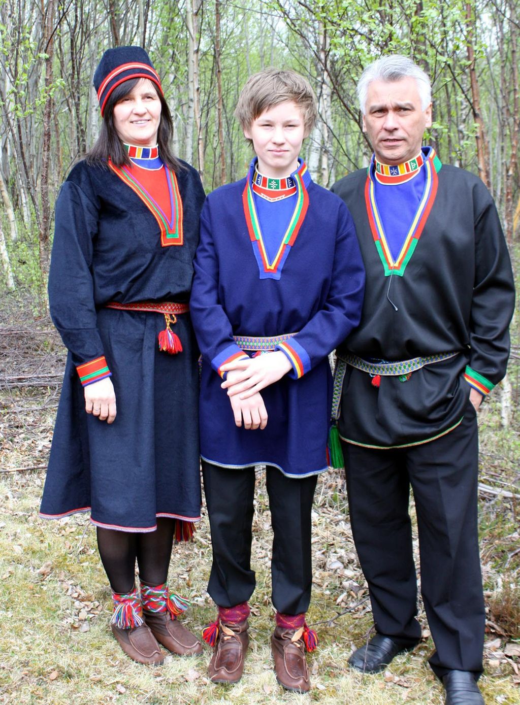 Tre personar i lulesamiske kufter. Foto.