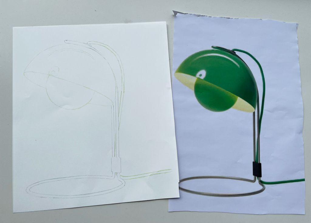 Formen på ei lampe er gjengitt på et tegneark ved siden av et fotografi av lampa. Foto.
