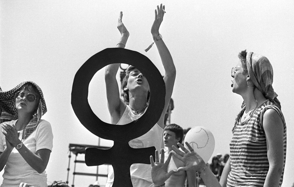 Kvinner på likestillingsfestival jubler. Foto.