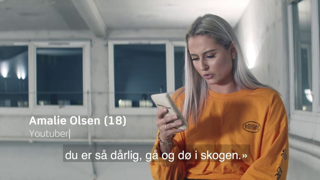Jente som leser hatytring på mobilen: Du er så dårlig, gå og dø i skogen. Skjermbilde.