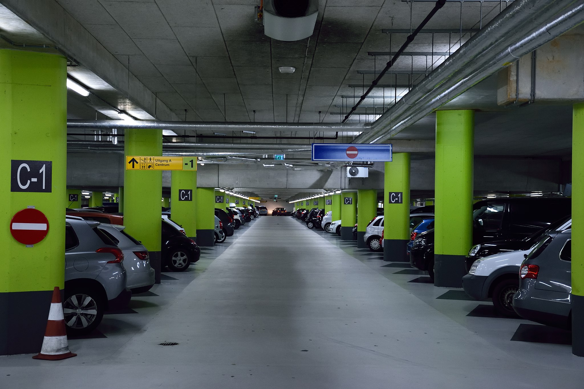 Parkerte biler i et parkeringshus. Foto.
