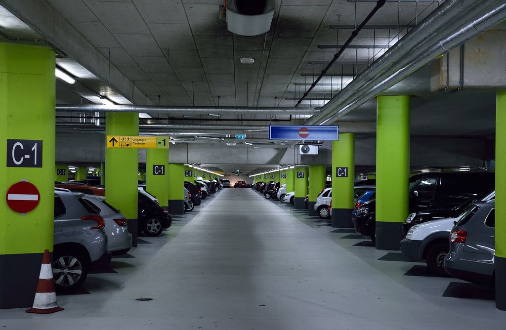 Parkerte biler i et parkeringshus. Foto.