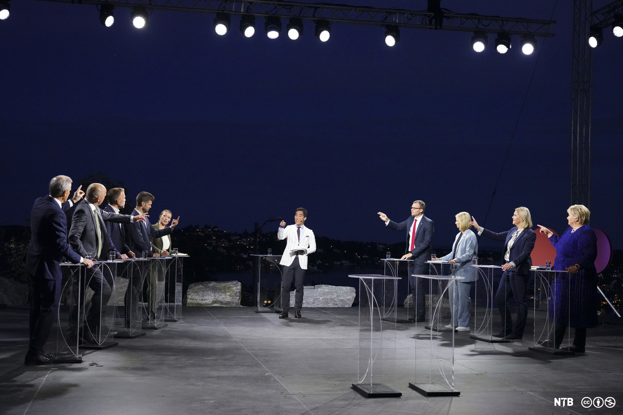 Leiar i Arbeidarpartiet Jonas Gahr Støre, leiar i Senterpartiet Trygve Slagsvold Vedum, leiar i Sosialistisk Venstreparti Audun Lysbakken, leiar i Raudt Bjørnar Moxnes, leiar i Miljøpartiet Dei Grøne Une Aina Bastholm og programleiar Fredrik Solvang under partileiardebatten i Arendal i 2021, som blei direktesend på NRK. Foto. 