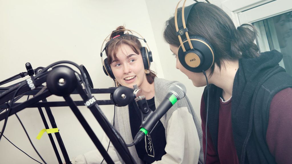 To ungdommar pratar i lydstudio. Foto.