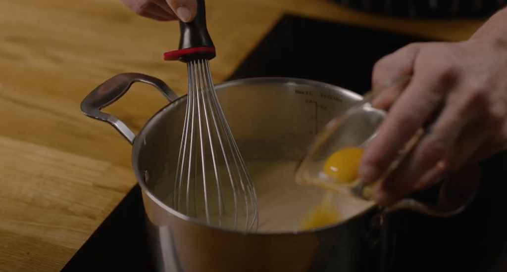 En velouté-saus legeres med egg. Foto.