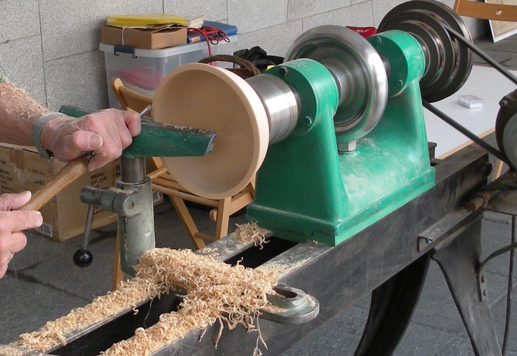 Ei treskål blir laga ved hjelp av dreiebenk og dreiejern. Foto.