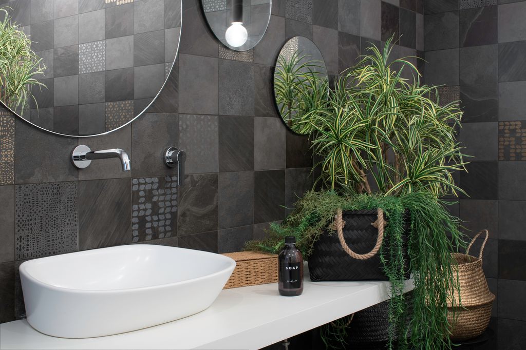 Keramiske fliser på veggen i et baderom. Foto.