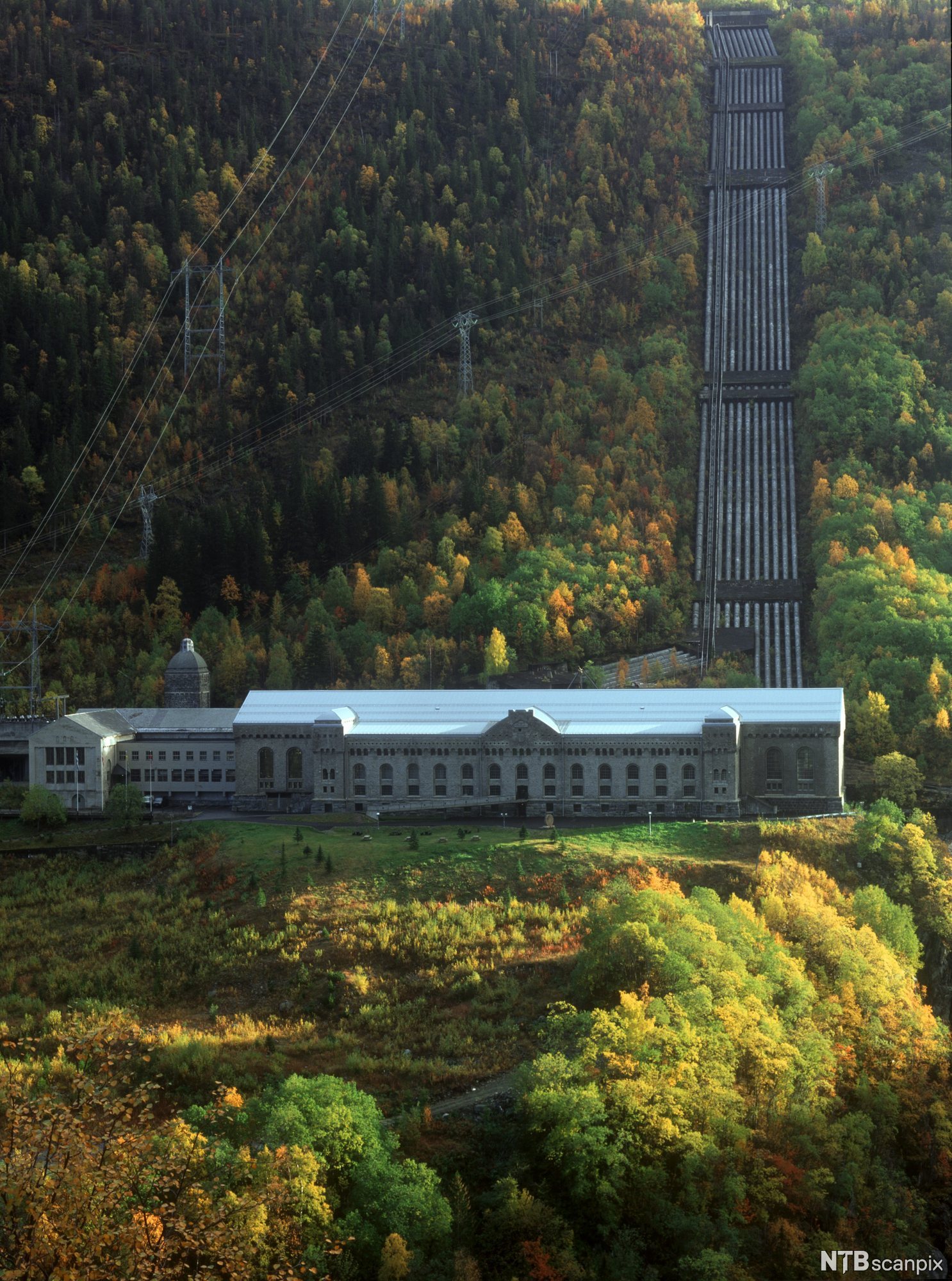 Vannkraftverk med en foss lagt i rør. Foto.