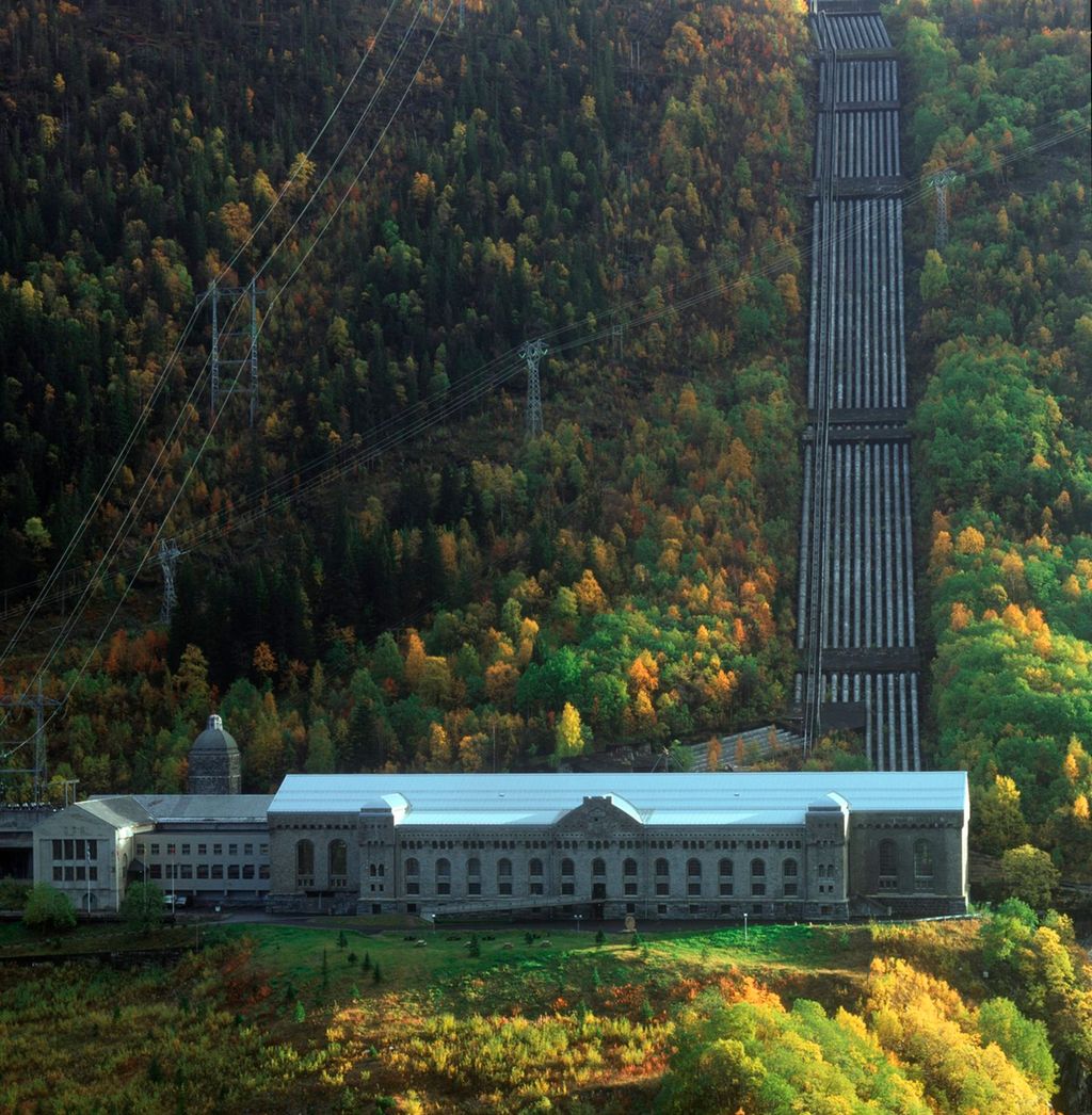 Vannkraftverk med en foss lagt i rør. Foto.