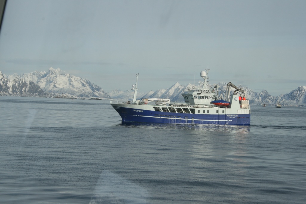 Fiskebåt på havet. Foto.