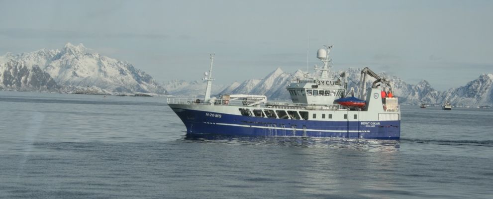 Fiskebåt på havet. Foto.