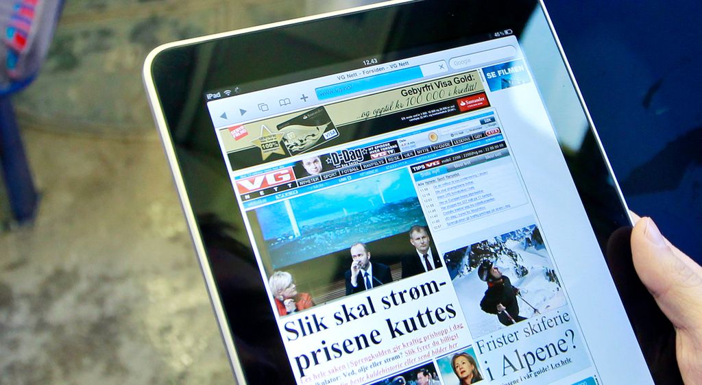 En person som leser nyheter på nettbrett på undergrunnen i Oslo. Foto.