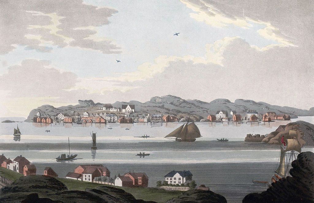Kristiansund med bebyggelse og båter i havnen, anno 1800. Håndkolorert illustrasjon.