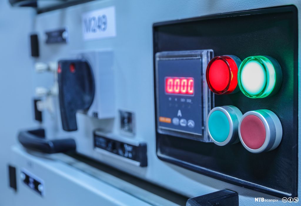 Panel med brytere og varsellys. Foto.