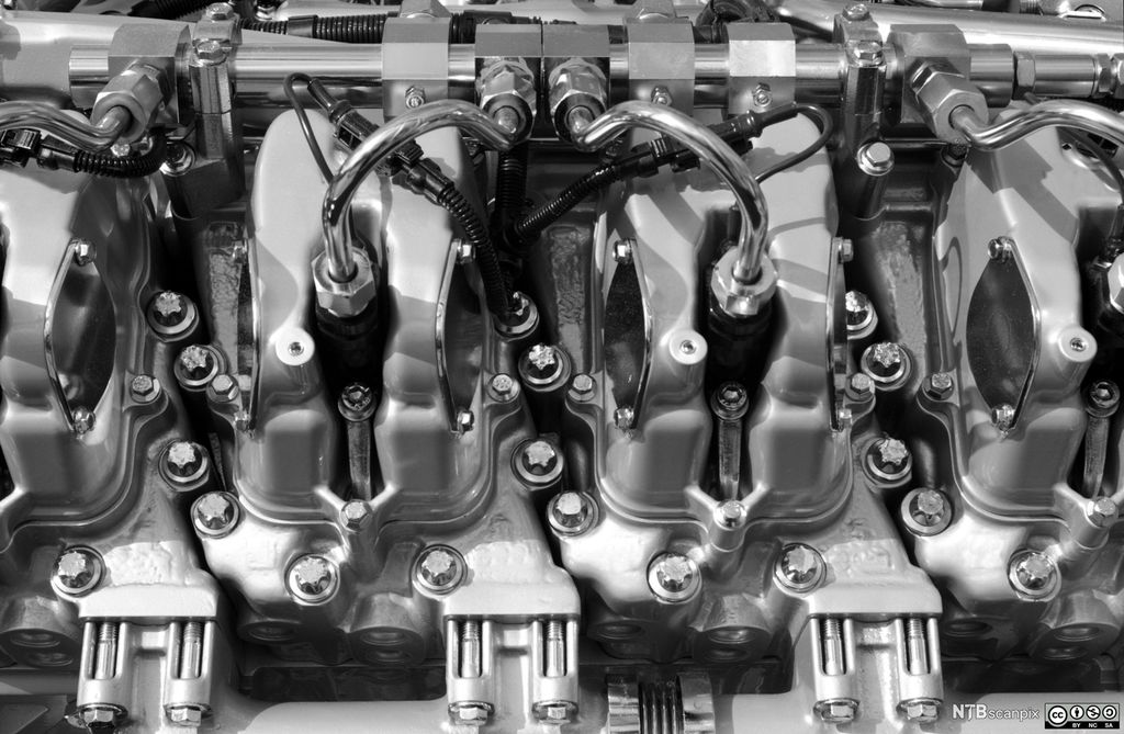 Motor med tennplugger. Foto.