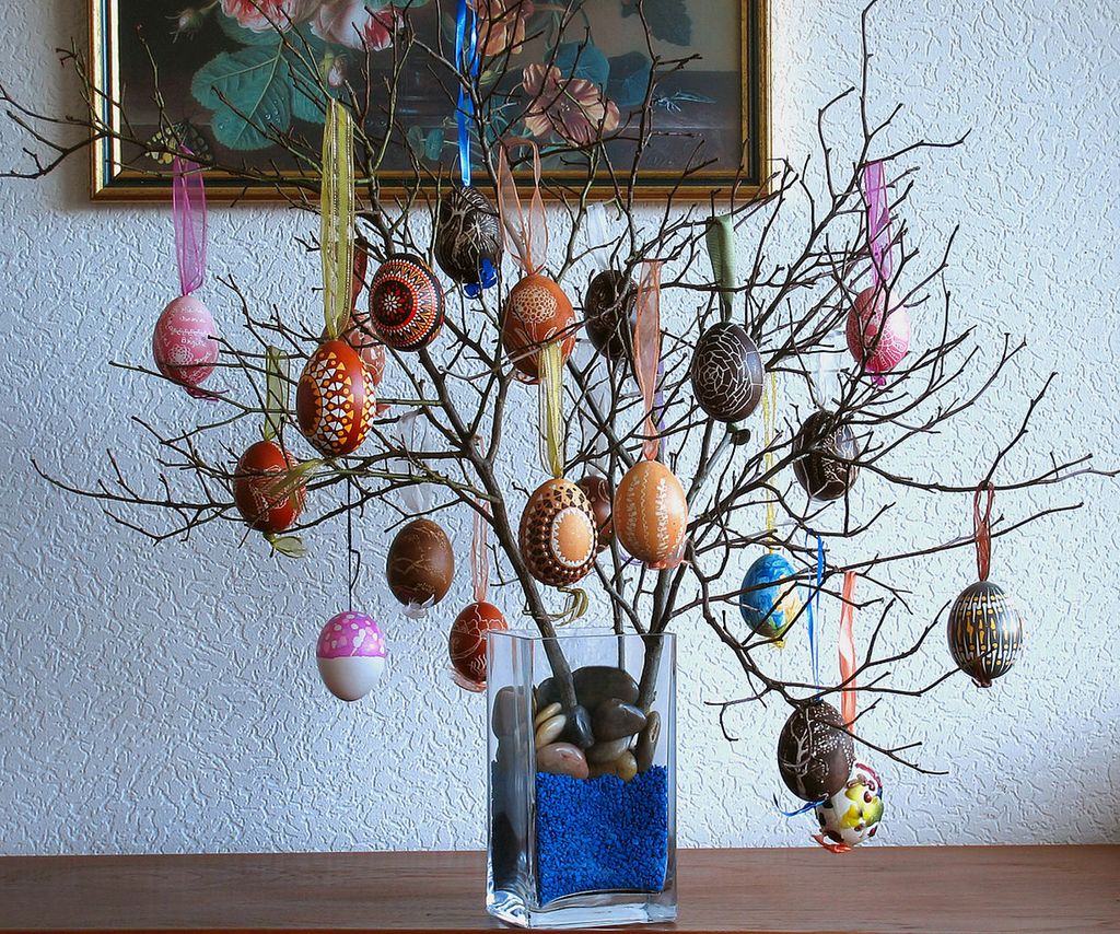 Kvister pyntet med påskeegg. Foto.