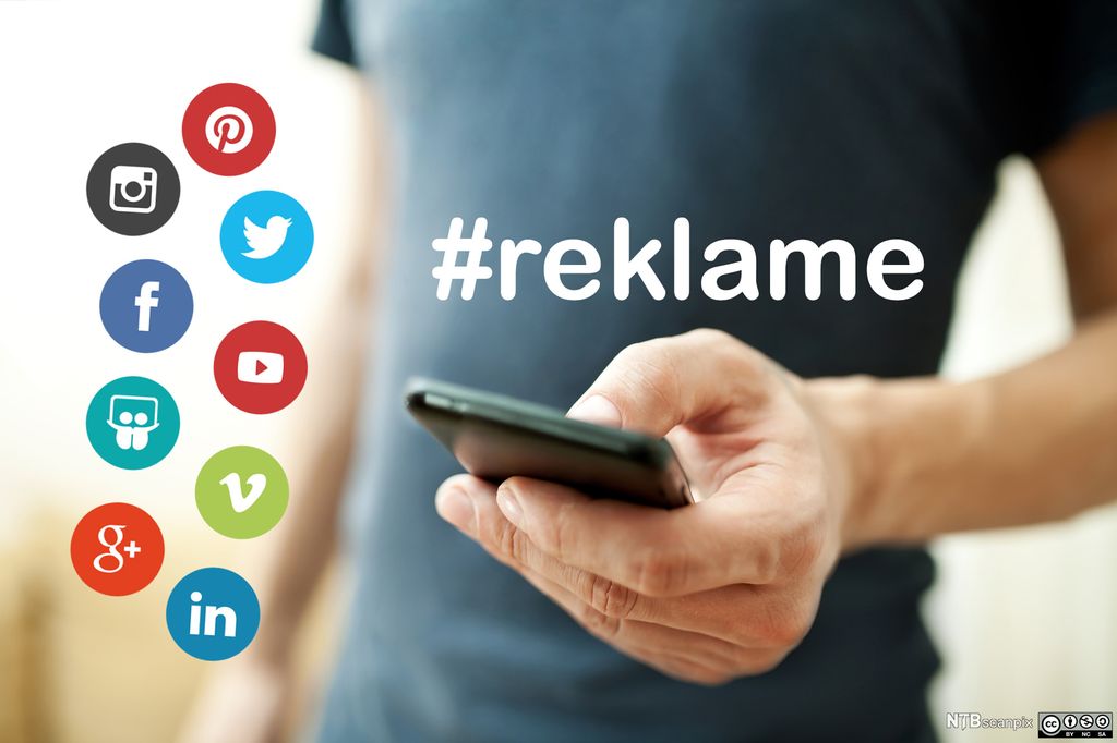 Kollasj som viser overkroppen til en ung mann. Han holder en mobiltelefon i handa og taster på den. Til venstre for mannen er det plassert en rekke ikoner for sosiale medier, som Facebook, Twitter YouTube, Vimeo osv. Rett over handa med mobiltelefonen står teksten "hashtag reklame" med nokså stor skrift. Foto.