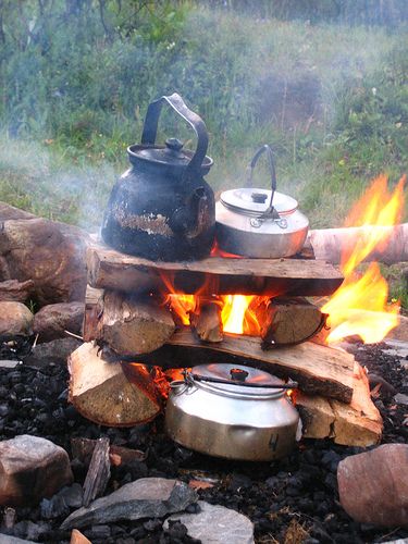 Kaffekoking på et firkantbål. Foto.