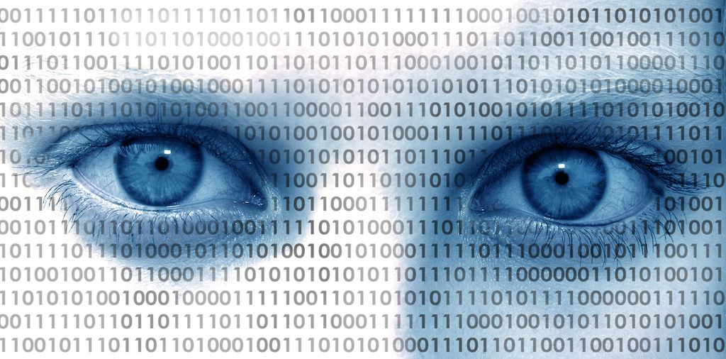 Øyeparti som er dekket av digital kode. Manipulert foto.