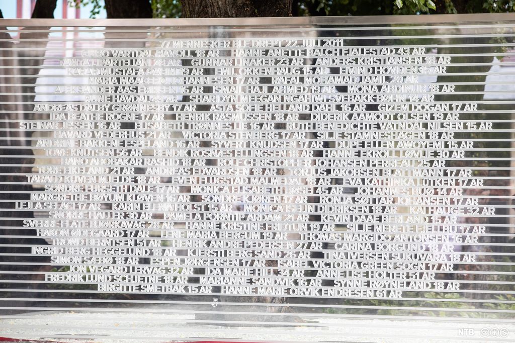 Gjennomsiktig minnetavle med navn og alder på mange personer. De fleste av dem er under 20 år. Foto.