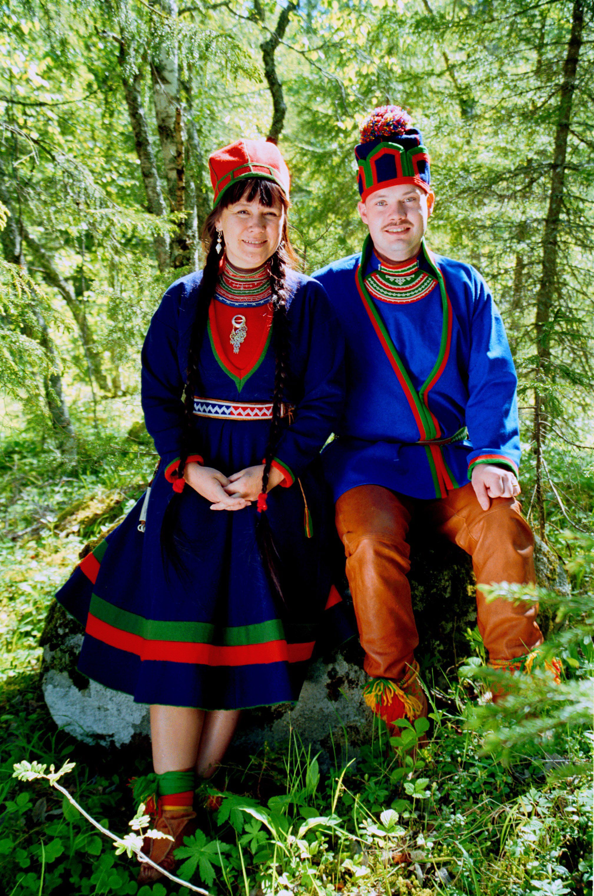 Et par med sørsamiske kofter. Foto.