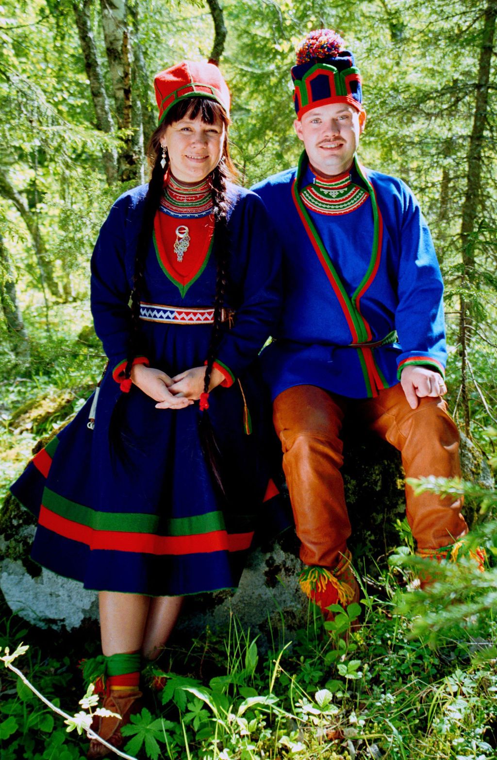 Et par med sørsamiske kofter. Foto.