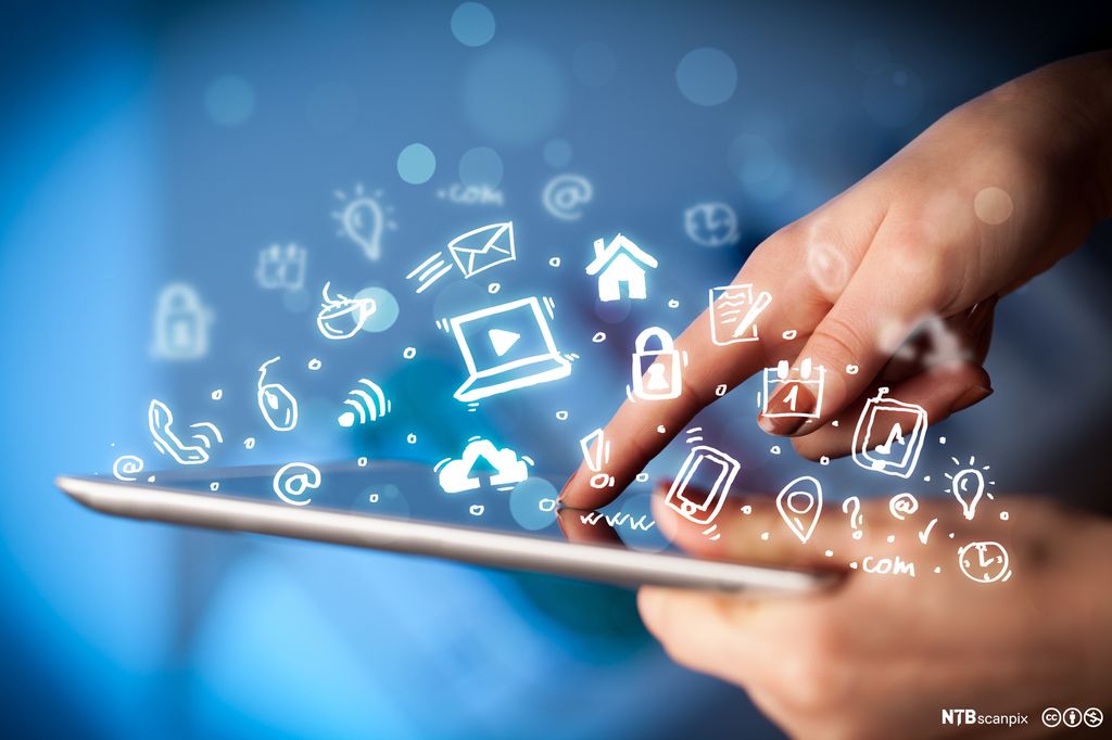 Nærbilde av et nettbrett sett fra siden. En person trykker på skjermen med én finger, og ulike ikoner som symboliserer e-post, kalender, musikk og liknende, svever over skjermen. Illustrasjon.