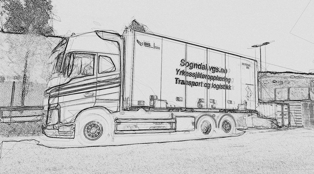 En lastebil står parkert. På sida står det Sogndal vgs, yrkessjåføropplæring, transport og logistikk. Foto med effekt.