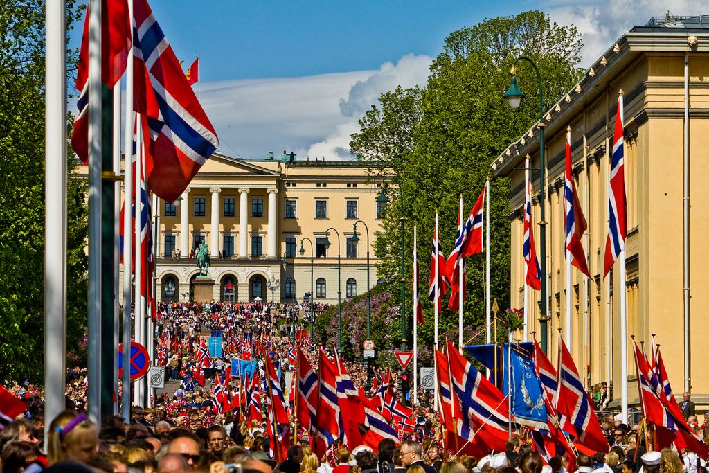 17. mai på Karl Johans gate i Oslo. Det kongelige slottet i bakgrunnen. Foto.