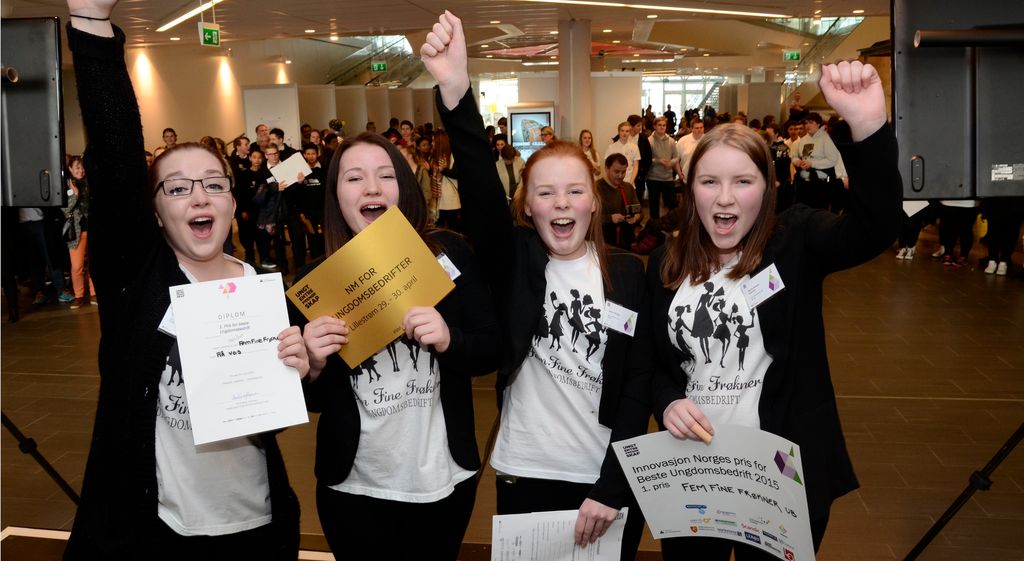 Fire blide jenter. Foto.