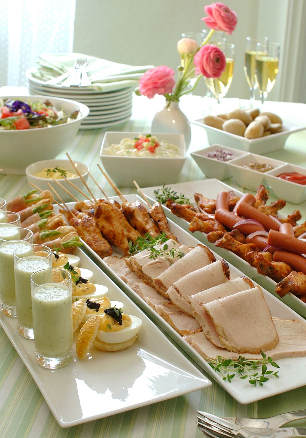 Et koldtbord med mange ulike retter lagt opp på fat og i boller. Foto.