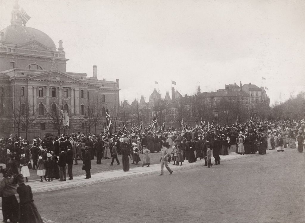 17. mai-tog i Studenterlunden i Oslo i 1898. Vi ser både barn og voksne, en fane og mange norske flagg. Foto.