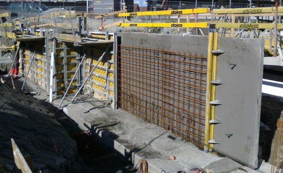 Forskalingselement med armering og endesteng på byggeplass. Foto.
