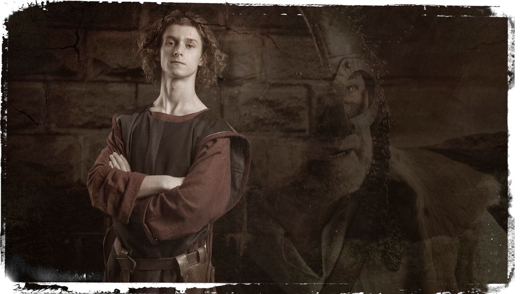 En ung mann med armene i kors og et alvorlig ansiktsuttrykk. I bakgrunnen er ansiktet til en eldre mann med hjelm svakt synlig. Manipulert foto.