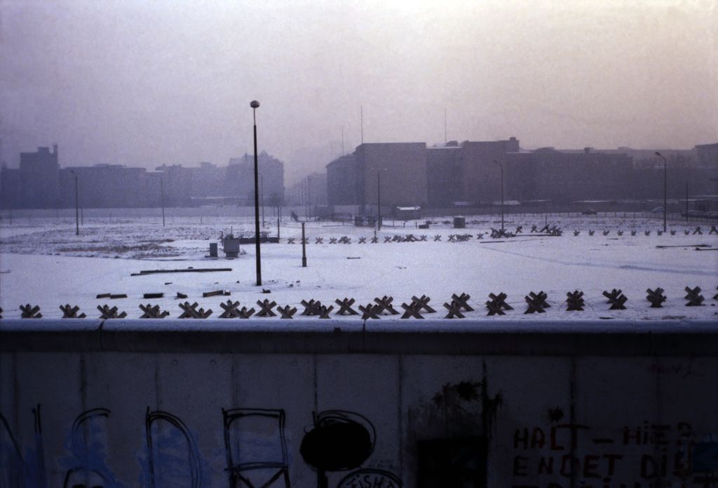 Bilde av Berlinmuren og "dødsstripen" i 1979.