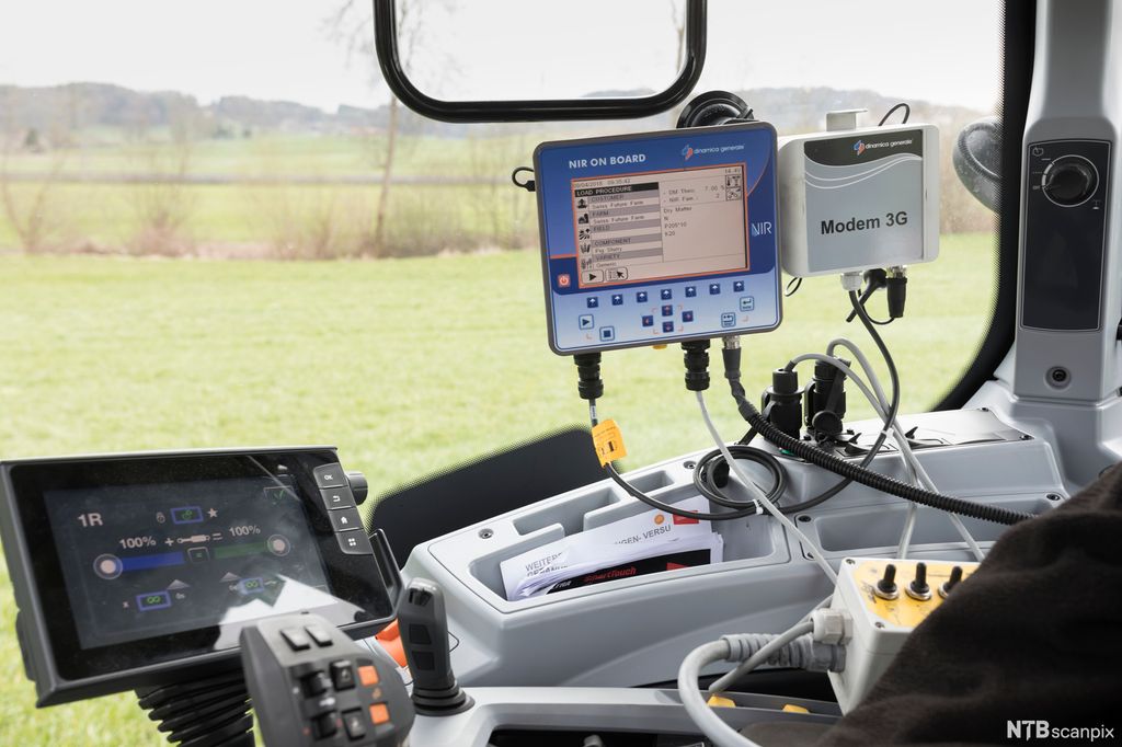 Førerhytte i en traktor der det er montert skjermer og utstyr for navigering. Foto.