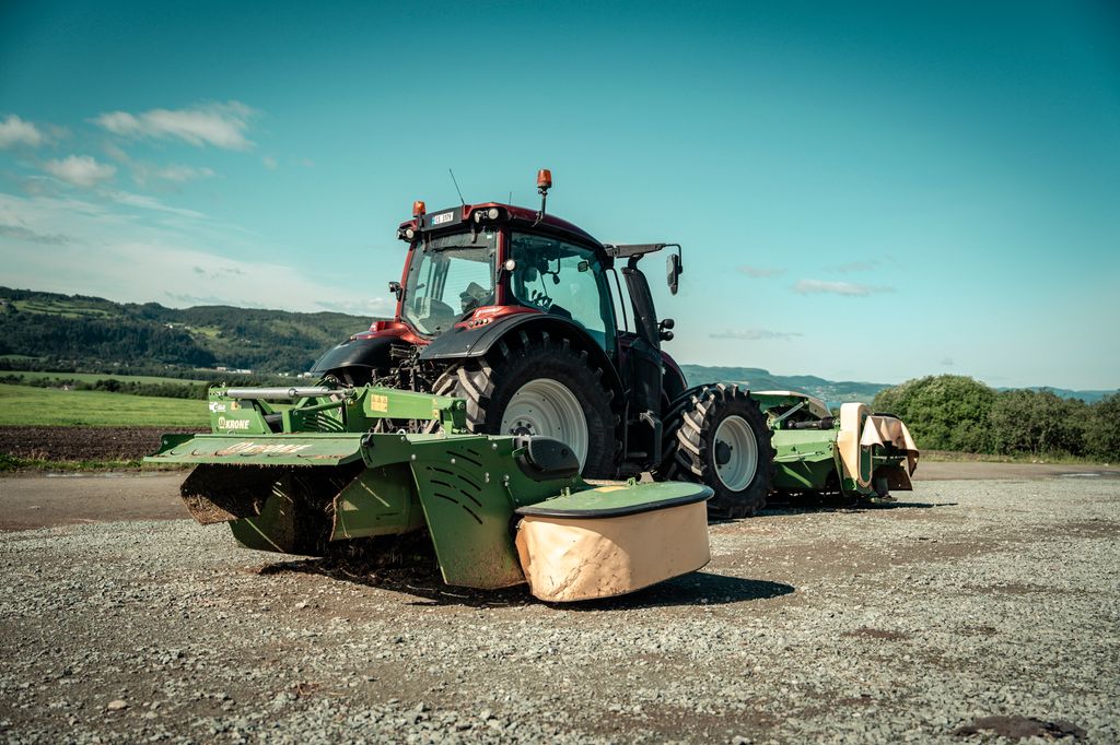 Traktor med skiveslåmaskin montert både foran og bak. Foto.