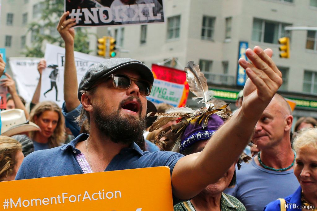 Leonardo DiCaprio deltar i en demonstrasjon. Foto.