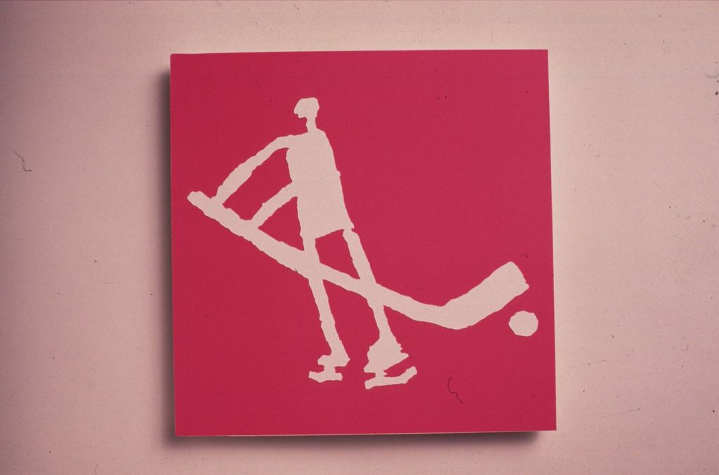 Hvit stilisert ishockeyspiller på mørkrosa bakgrunn. Foto.