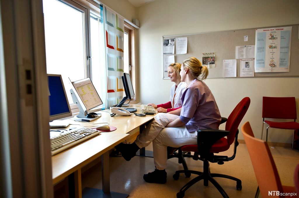 To pleiere på rapportrommet. Foto.