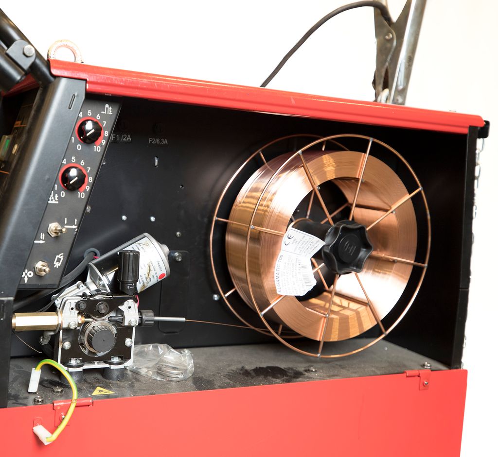 Trådrull og matareining for MAG-sveiseapparat. Foto.