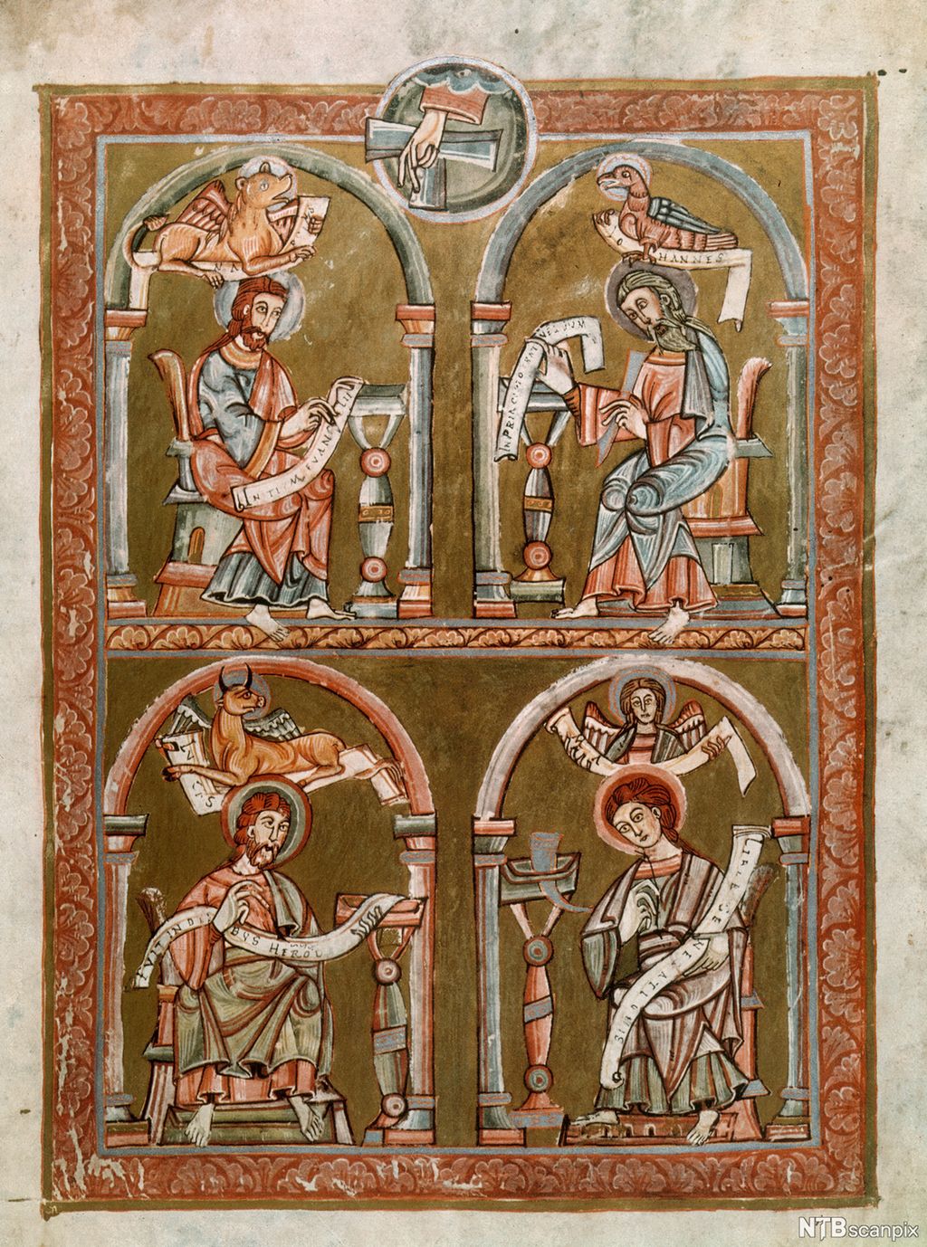 Maleri som framstiller de fire evangelistene Matteus, Markus, Lukas og Johannes. Evangelistene sitter på hver sin stol og holder en åpen rull med tekst. Over Matteus er et menneske med vinger, over Markus er ei løve med vinger, over Lukas er en okse med vinger, og over Johannes er en ørn. Illustrasjon.