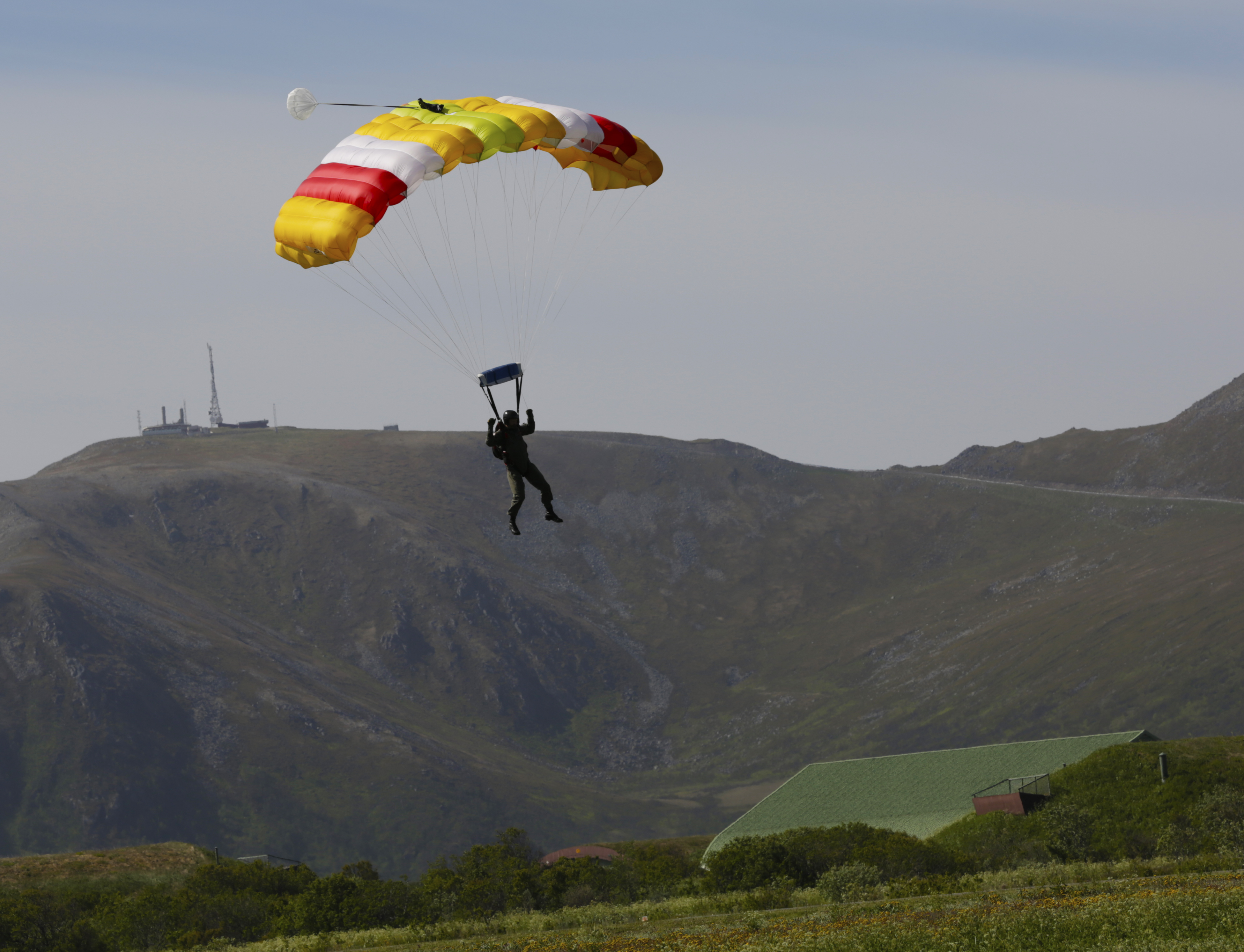 Person i fallskjerm går inn for landing. Foto.