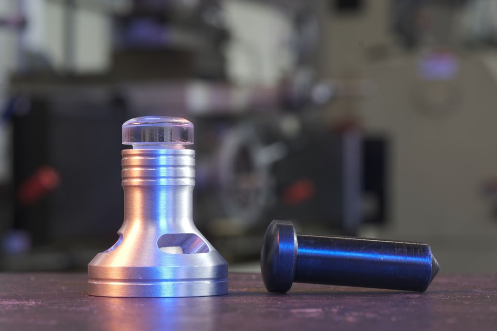 To sylindriske verktøy på et bord. Foto.