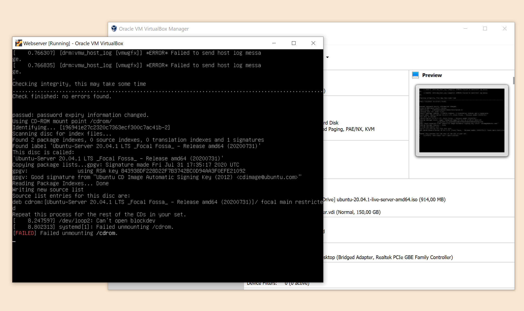 Skjermbilde fra programmet VirtualBox viser et skjermvindu med terminalvisning fra den virtuelle maskinen. Bakgrunnen er svart, og det er mange linjer med tekst.