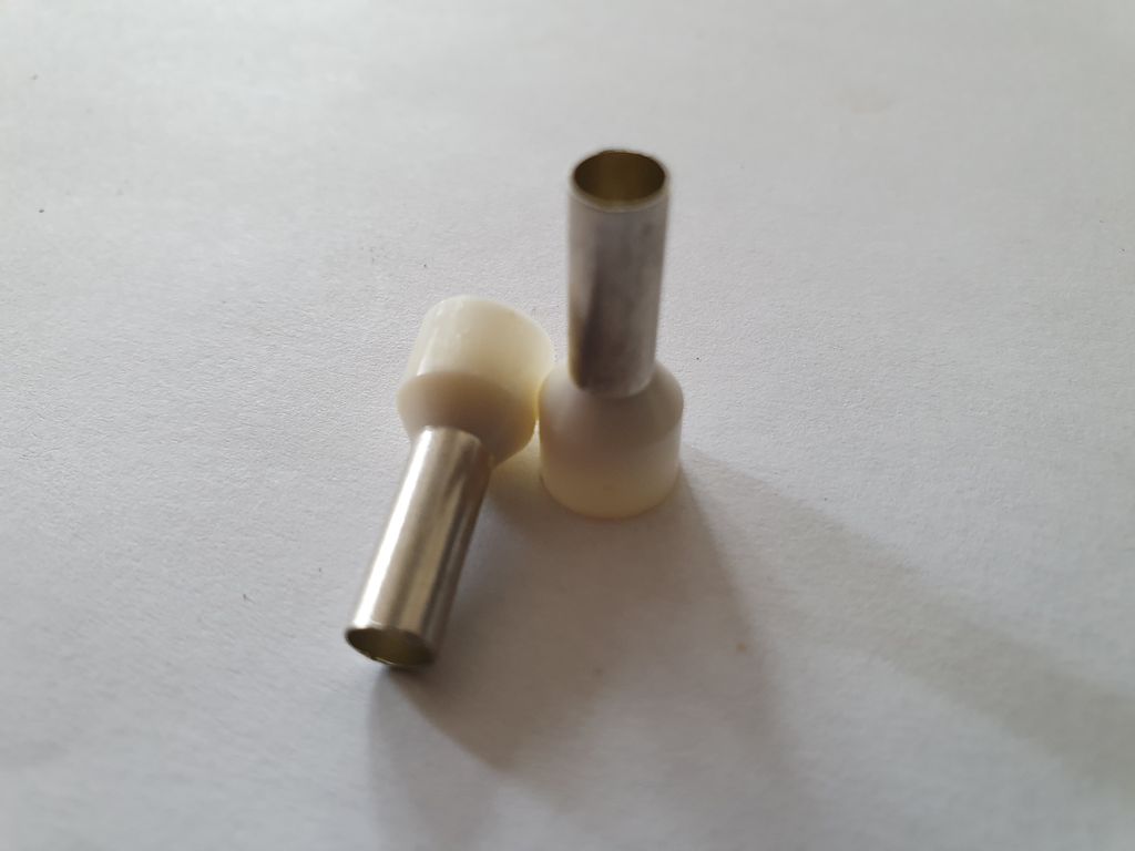 Nærbilete av to endehylser. Foto.