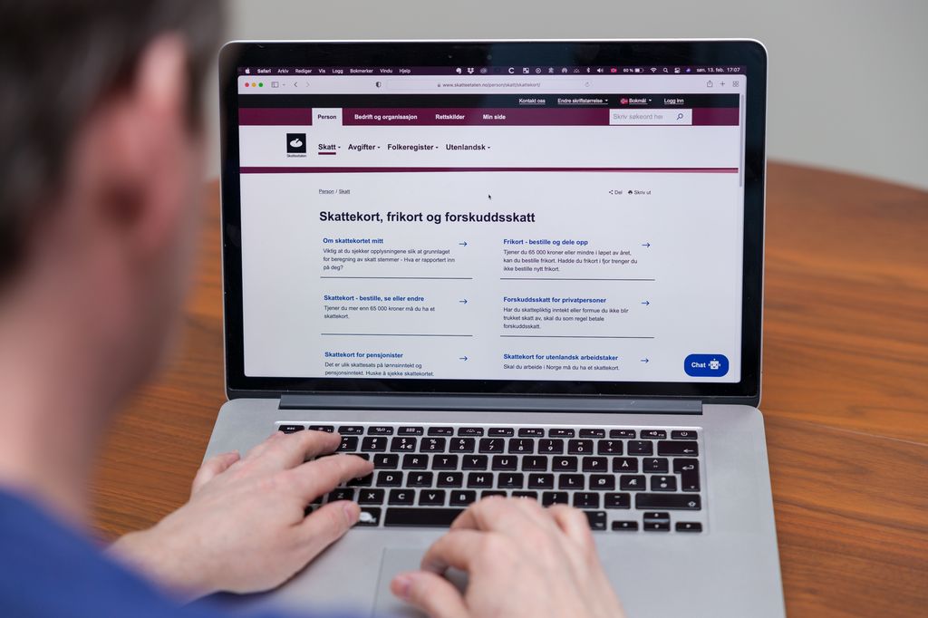 Person som ser på en dataskjerm som viser overskriften: Skattekort, frikort og forskuddsskatt. Foto.